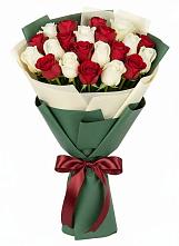 Букет Микс из красных и белых роз в Клетне