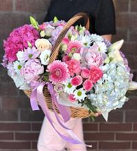 Цветочная композиция из Розы, Хризантемы, Пионы и Лизиантусы в корзине в Клетне