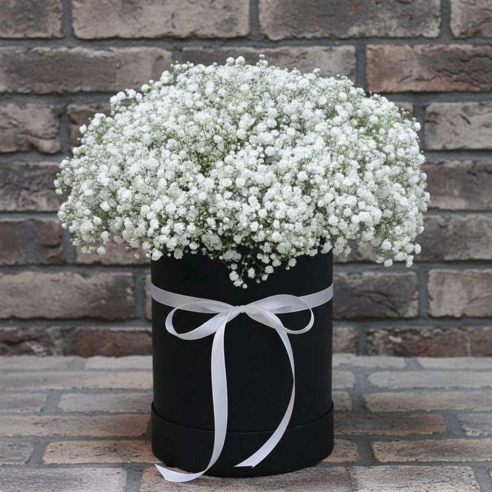 Цветочная композиция из Гипсофила в шляпной коробке в Клетне