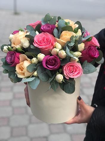 Цветочная композиция из Розы в шляпной коробке в Клетне