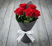 Букет 5 Красных роз Эдлесс Лав в Клетне