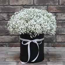 Цветочная композиция из Гипсофила в шляпной коробке в Клетне