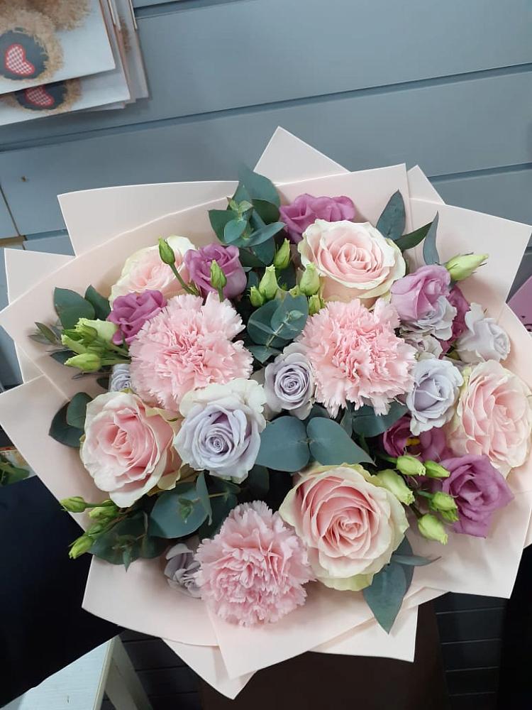 Букет цветов из: Розы, Гвоздики и Лизиантусы в Клетне